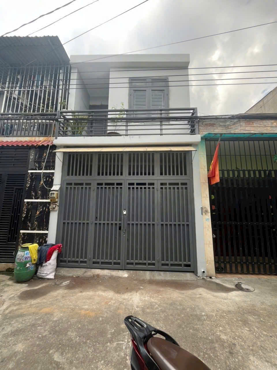Nhà Dĩ An cần bán gấp căn nhà sổ chung lầu trệt, giá tốt đầu tư.